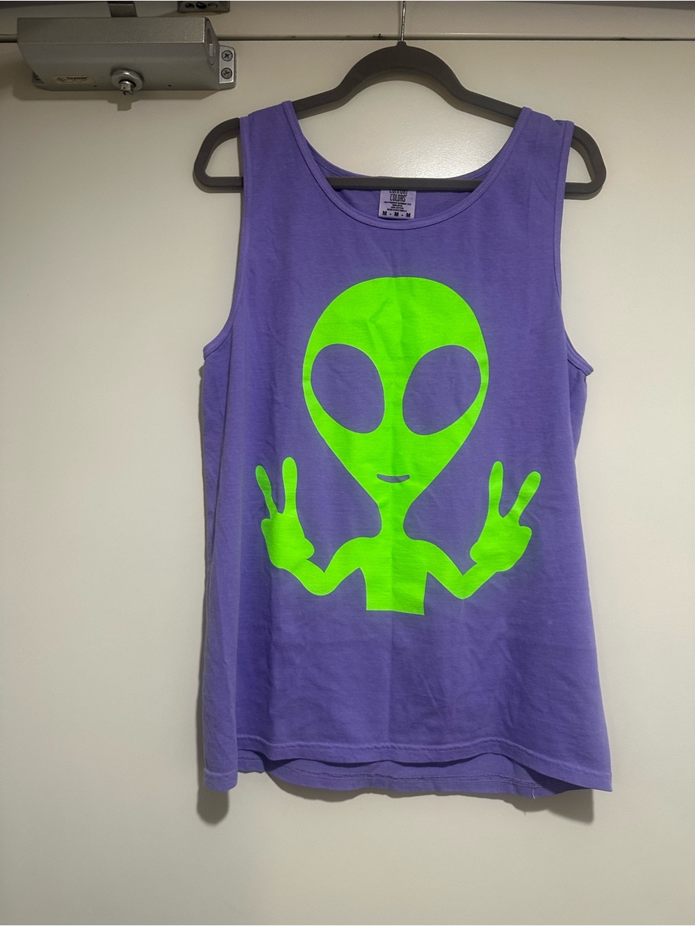 NWT ALIEN Purple Neon Green Workout Stretch Muscle Screenprint Peace Tank Top M - Picture 8 of 11
